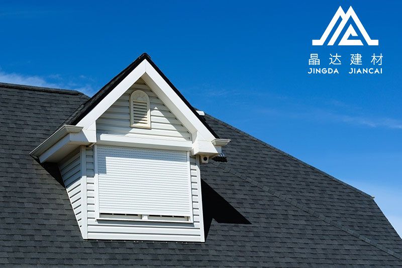 【彩色油氈瓦】挑選晶達(dá)裝飾建材優(yōu)點(diǎn)在哪兒？【彩色油氈瓦平屋面】的優(yōu)勢反映在哪一方面？